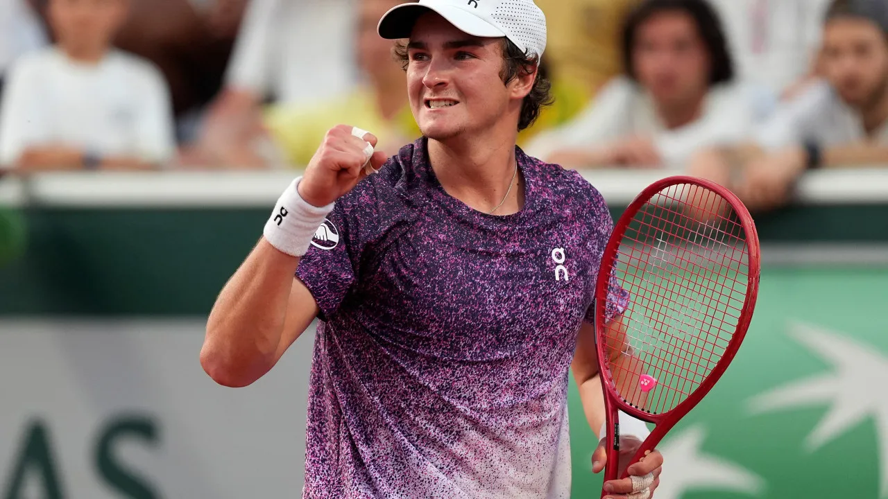Fonseca vira sobre Prizmic após perder dois sets e avança à terceira rodada de Roland Garros
