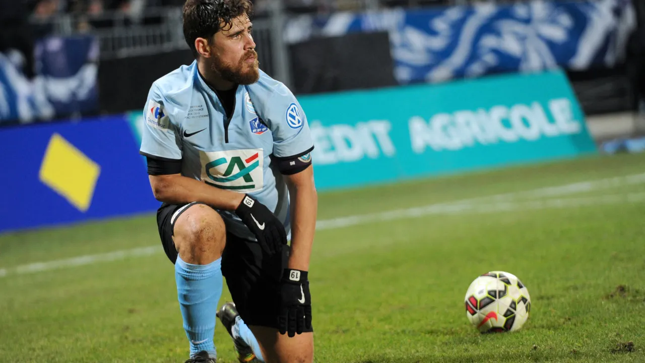 Ex-meia do Lyon morre aos 43 anos a caminho de jogo de lendas na França