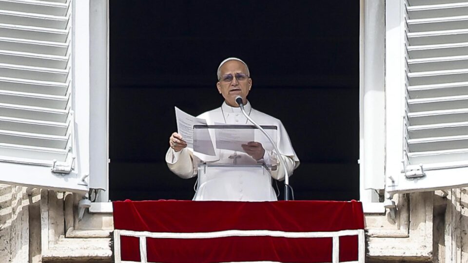 Quem os americanos apoiam no embate entre Donald Trump e o papa Leão XIV?