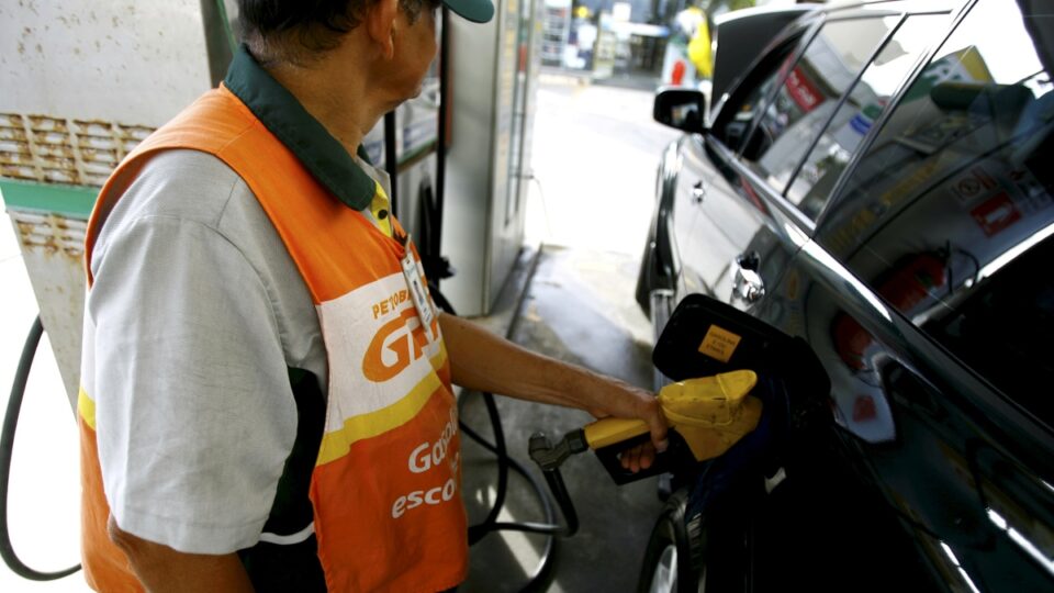 Petrobras adere a programa do governo para conter alta da gasolina e do diesel