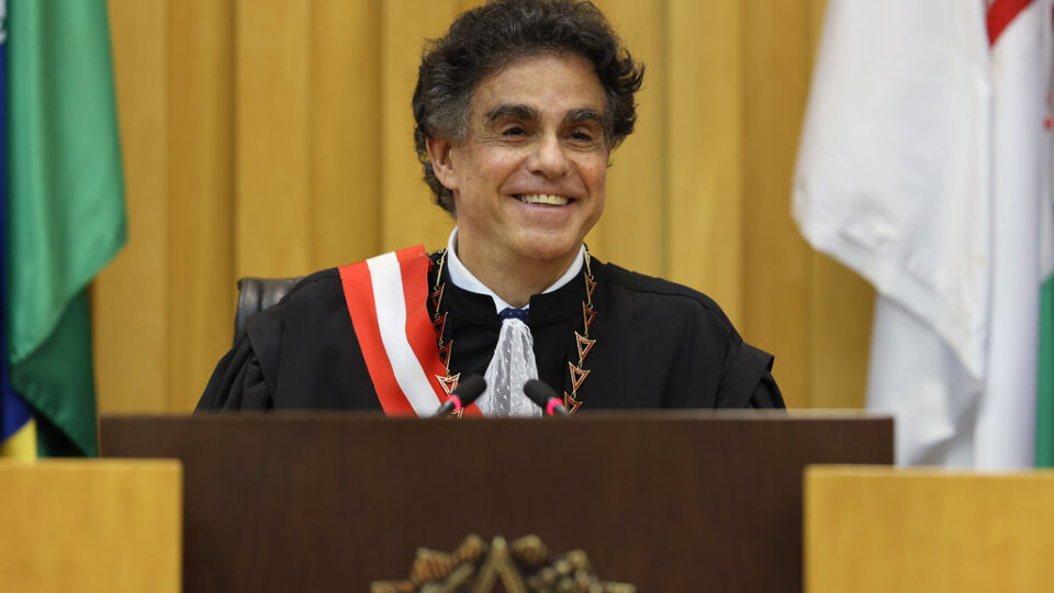 Presidente do TST diz ser “vermelho” e critica “azuis”; veja a declaração