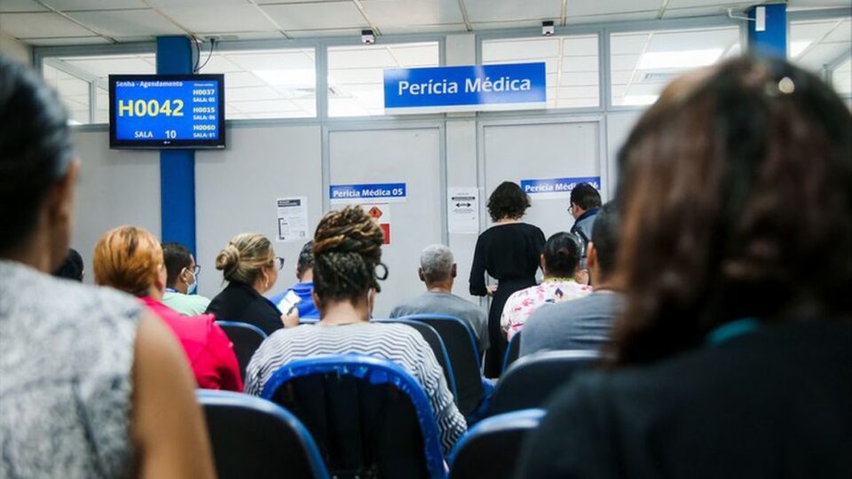Espera por atendimento cai após troca do comando do INSS e ministro prevê zerar fila