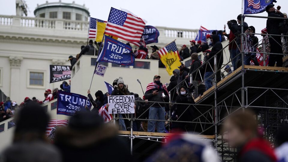 Policiais atacados no Capitólio vão à Justiça contra fundo de Trump