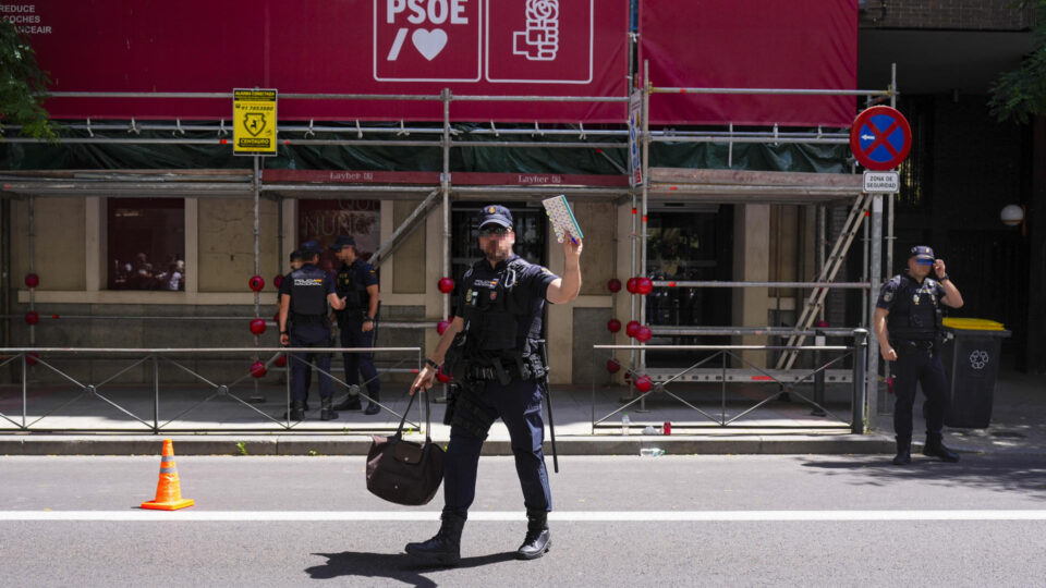 Operação policial na sede do Partido Socialista aumenta pressão sobre premiê da Espanha