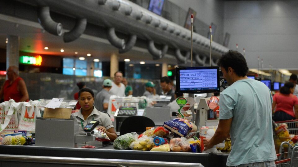 Alimentos mais caros puxam prévia da inflação para 0,62% em maio