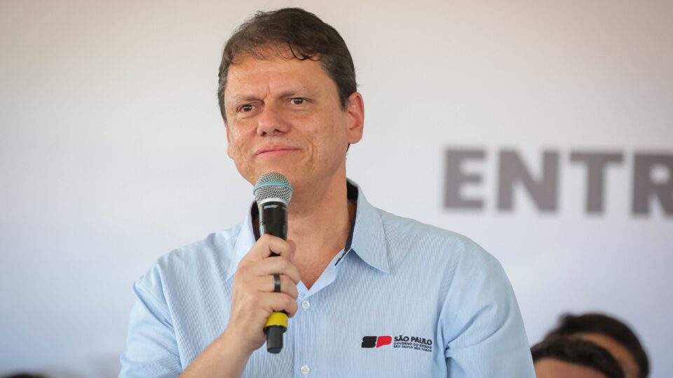 Tarcísio defende Flávio Bolsonaro por mensagens em que cobra dinheiro de Vorcaro