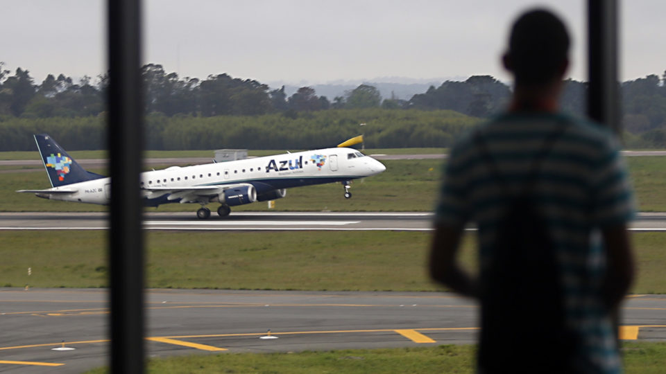 Azul deve cortar voos domésticos por causa do preço do combustível