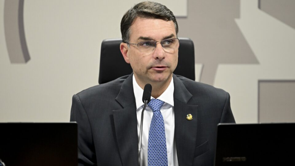 Flávio Bolsonaro não acredita em candidatura única de Zema e Caiado