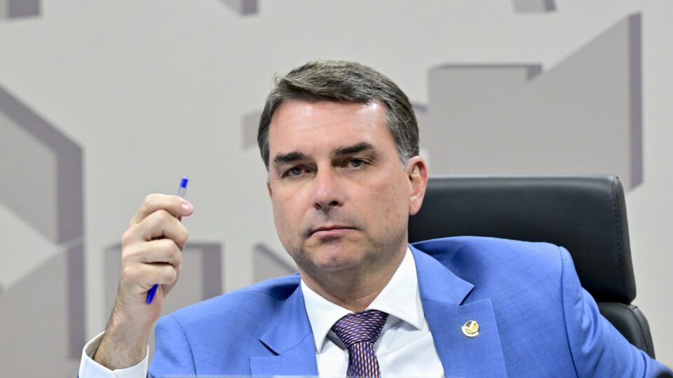 Flávio diz que pediu para Trump não taxar empresas após relatório americano sugerindo tarifa