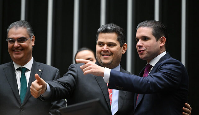 Alcolumbre mantém 6×1 travada em semana vazia no Congresso; Marinho pressiona