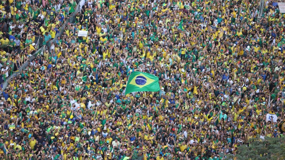 Direita e esquerda travam batalha eleitoral pelo verde e amarelo às vésperas da Copa