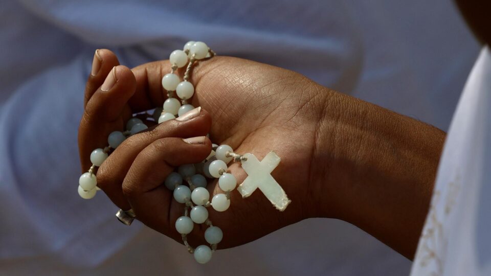 Como os pais influenciam a permanência dos filhos na religião