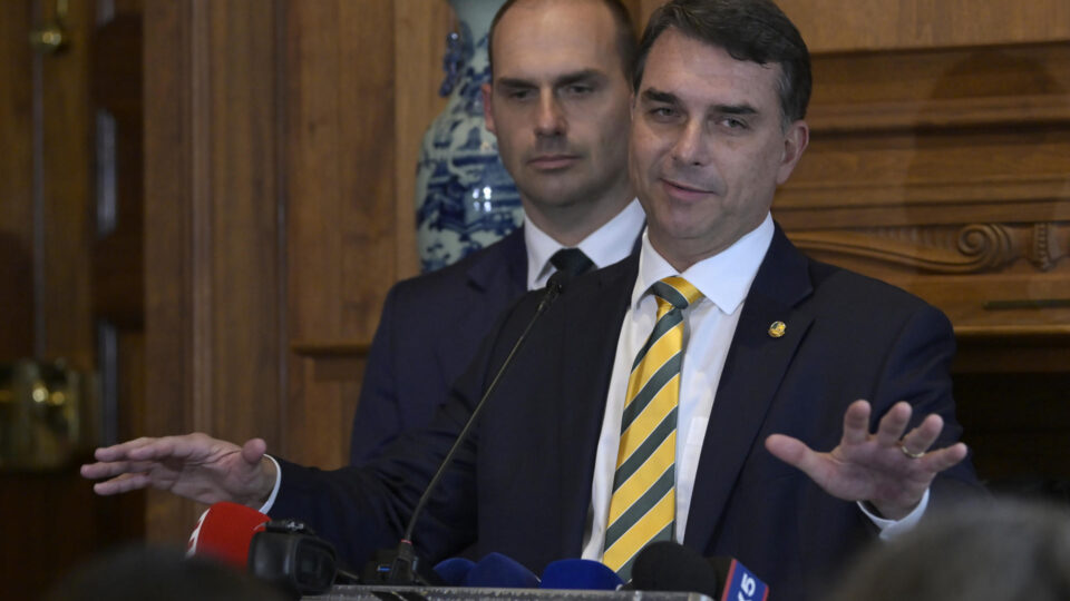 Flávio Bolsonaro pede para falar contra tarifas em audiência nos EUA