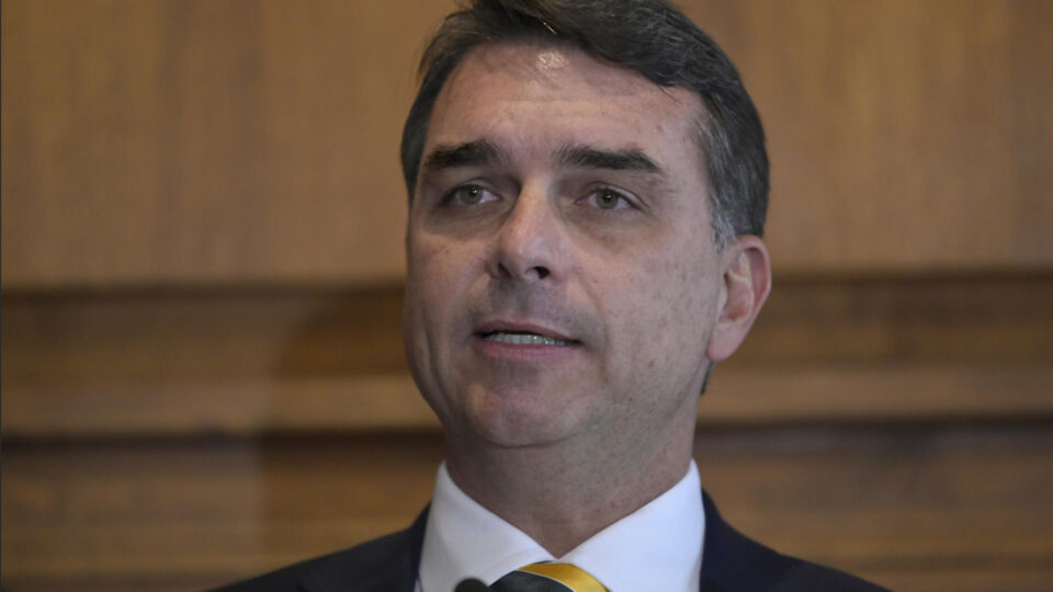 Quem tenta afastar André Mendonça da investigação contra Flávio Bolsonaro?