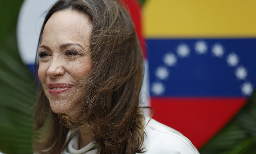 Flávio Bolsonaro pede depoimento de María Corina em ação por suposta ofensa a Lula