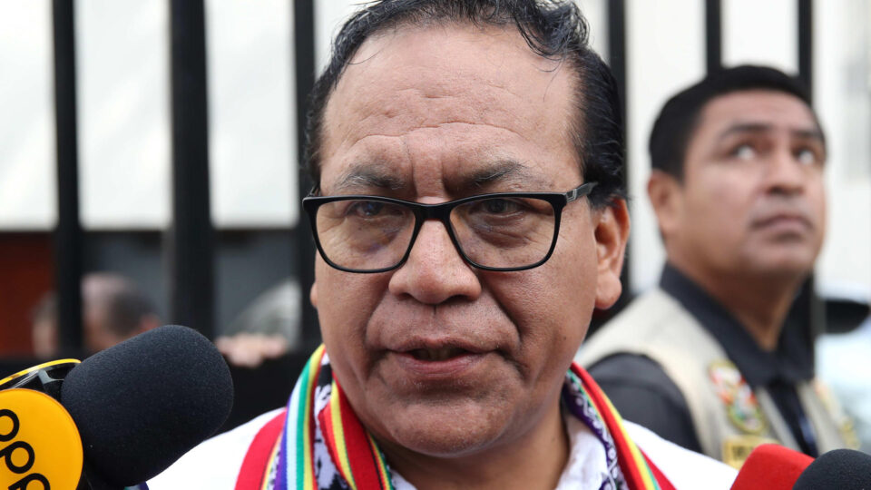 Alegando fraude, esquerda rejeita resultado favorável à direita nas eleições