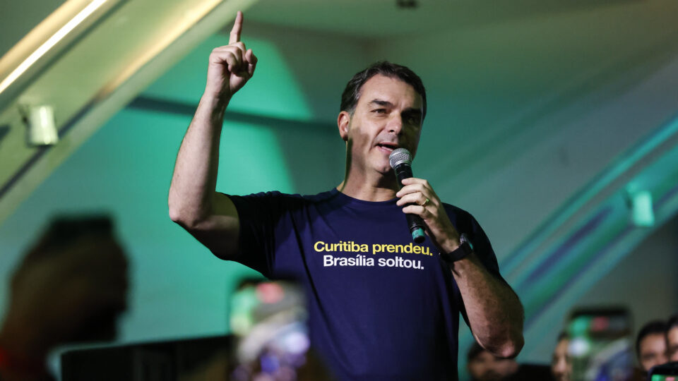 As camisetas com recados de Flávio Bolsonaro nas viagens Brasil afora