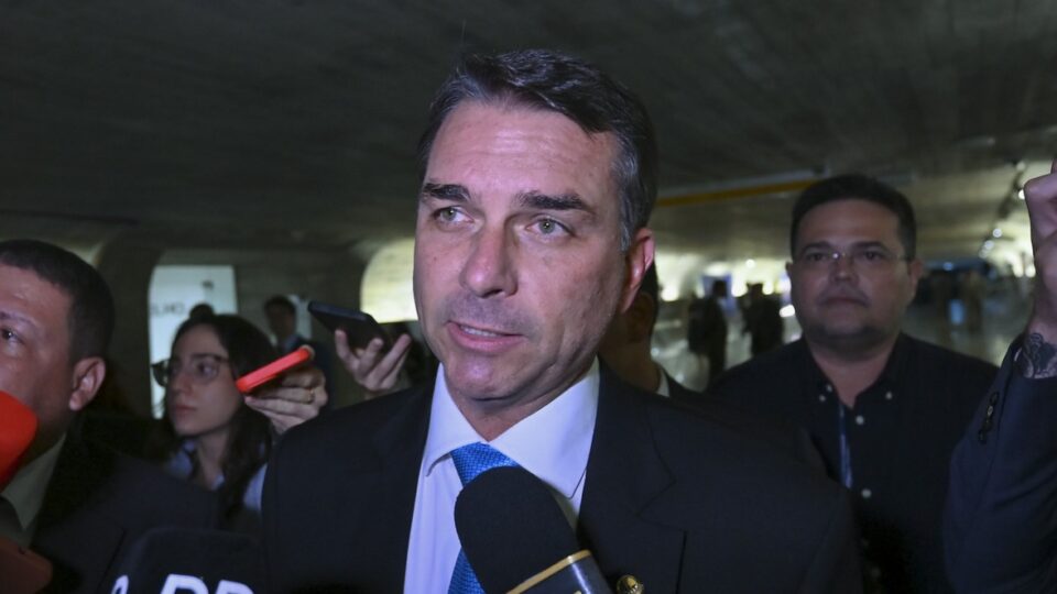 Esquerda aciona STF contra Flávio e repete estratégia usada contra Jair Bolsonaro