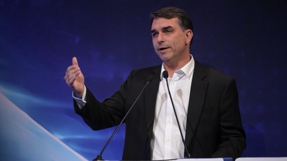 Flávio promete reduzir impostos e diz que Brasil voltará a ter relações “pragmáticas” com os EUA