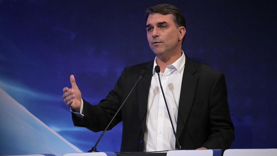 Flávio Bolsonaro apresenta queixa-crime no STF contra André Janones por injúria