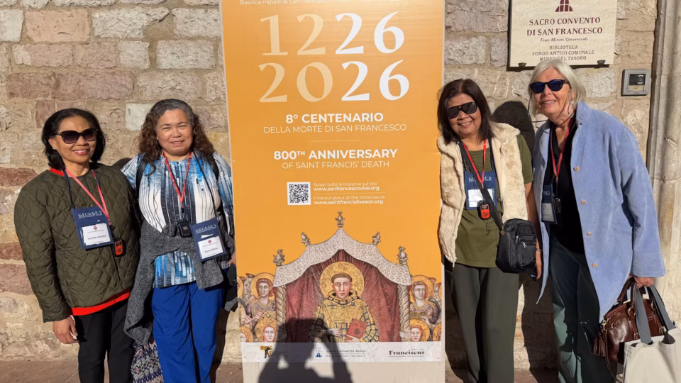 Quem é atraído pela exibição inédita de relíquias de São Francisco em Roma?