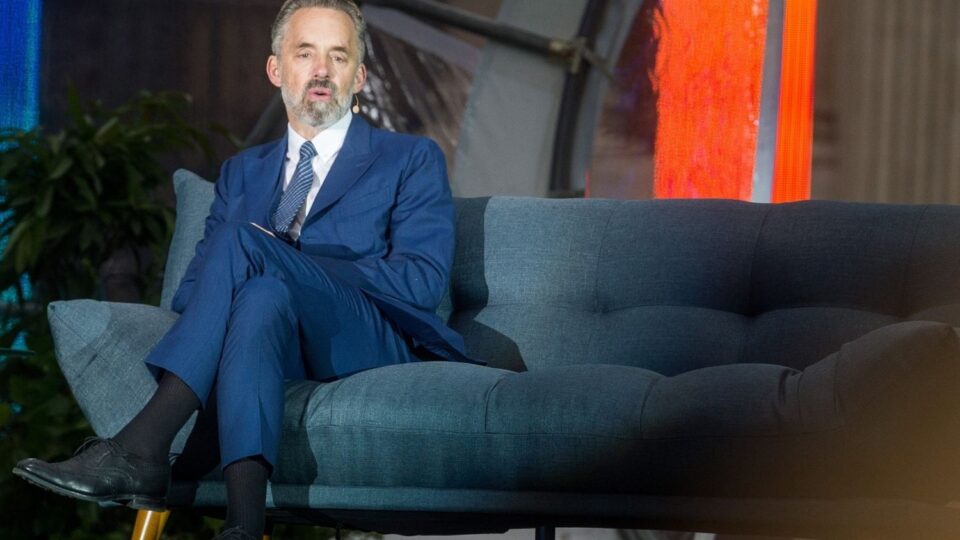 Jordan Peterson segue em recuperação lenta e ainda enfrenta quadro neurológico, diz filha