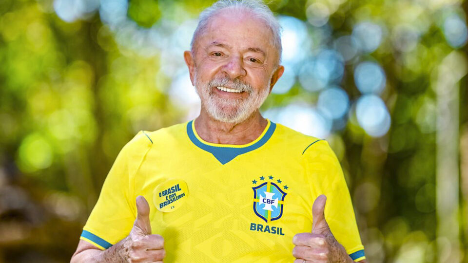 Lula divulga foto com camisa da seleção brasileira às vésperas da Copa do Mundo