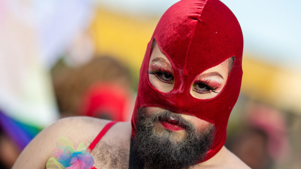 Por que parlamentares querem proibir crianças em paradas LGBT