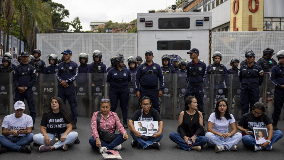 Agentes de inteligência da Venezuela tentam prender repórteres em Caracas