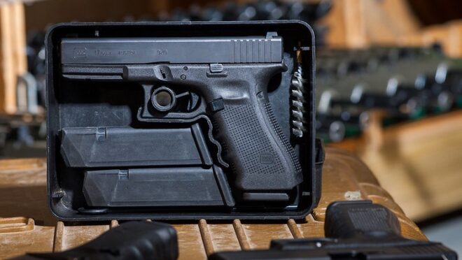 Delegado pede a Moraes para ouvir Bolsonaro em inquérito sobre pistola apreendida