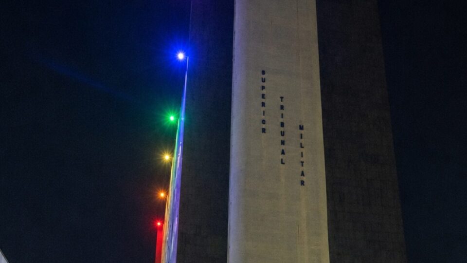 Por que o Superior Tribunal Militar amanheceu com as cores do arco-íris?