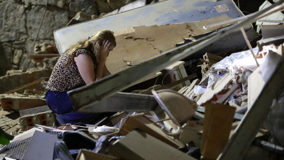 Fome, fumaça e gritos marcam busca por vítimas de terremoto na Venezuela