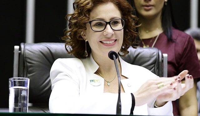 Justiça manda prender jornalista condenado por difamação contra Carla Zambelli
