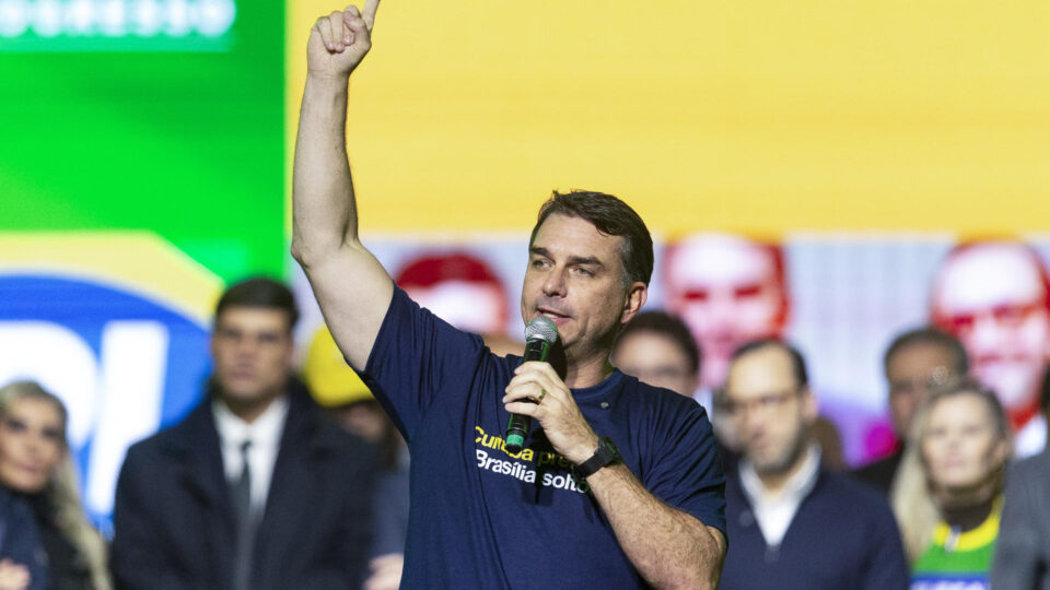 Flávio fala em “perseguição” após operação contra produtora de Dark Horse