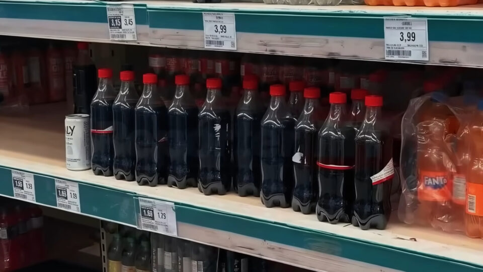 Figurinhas da Copa do Mundo geram onda de furtos de rótulos de Coca-Cola