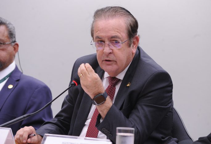 Empregados e aposentados dos Correios criticam desconto de 24% no salário para cobrir déficit do Postalis