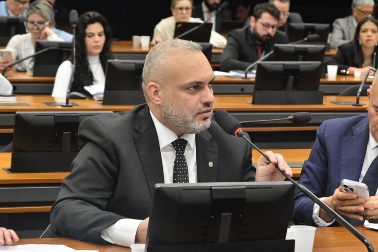 Projeto limita saques em espécie a R$ 100 mil por mês para combater lavagem de dinheiro