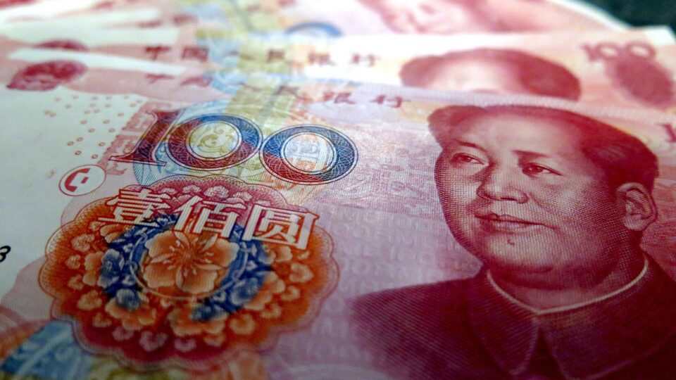 Nossa dívida só aumenta, e agora vamos dever em moeda chinesa também