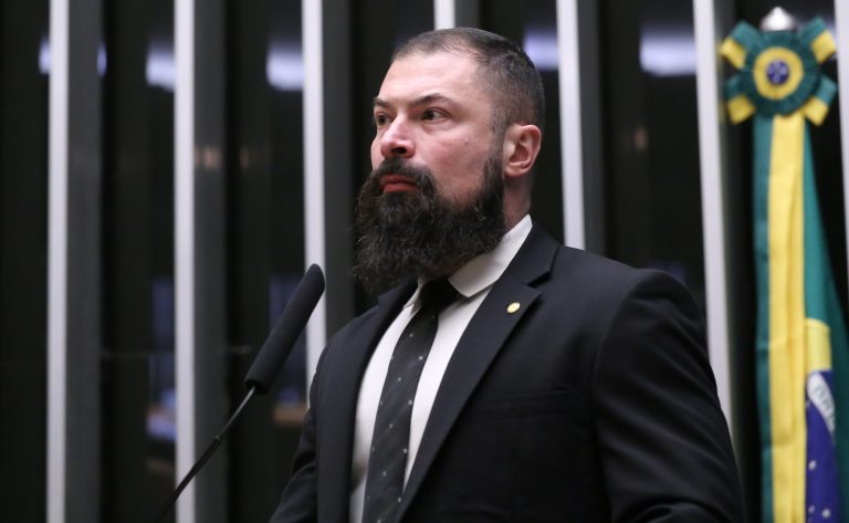 Comissão aprova campanha sobre riscos de divulgar dados de autores de ataques em escolas