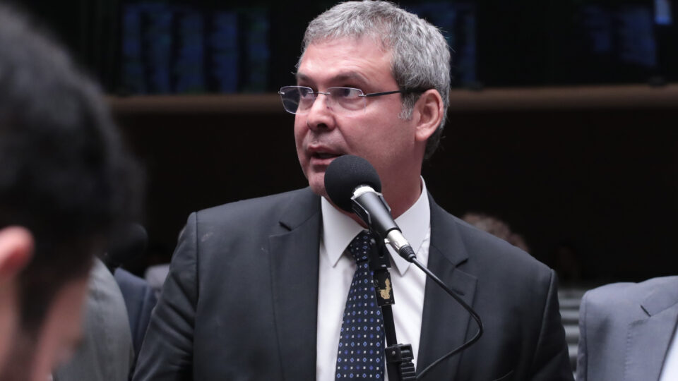 Lindbergh aciona Dino e pede investigação sobre entidade ligada a filme de Bolsonaro