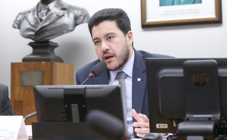 Deputado diz que fim da “taxa das blusinhas” beneficia consumidor de baixa renda; ouça a entrevista