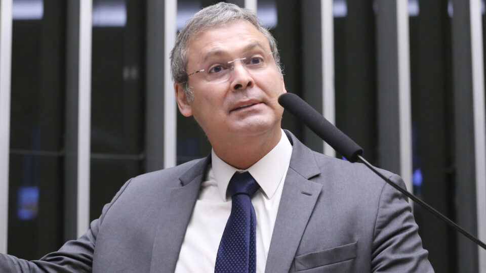Lindbergh prevê condenação de Eduardo Bolsonaro e inclusão na lista da Interpol