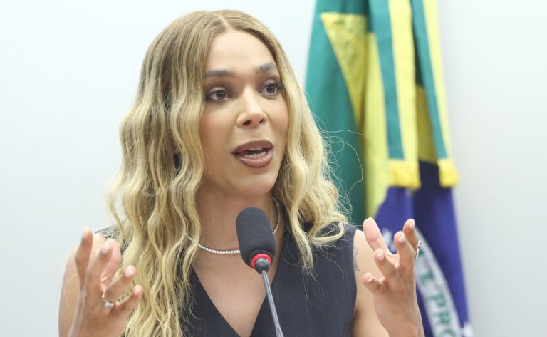 Comissão aprova vantagem em licitações para empresas que empregam mulheres vítimas de violência