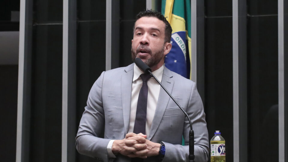 “Descer o cacete” e “abafar” falas de Lula: Janones ensina táticas a militantes