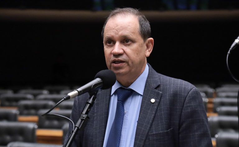 Comissão aprova regras para uso de colas e objetos cortantes que possam ferir animais