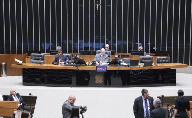 Deputados aprovam regime de urgência para 14 projetos