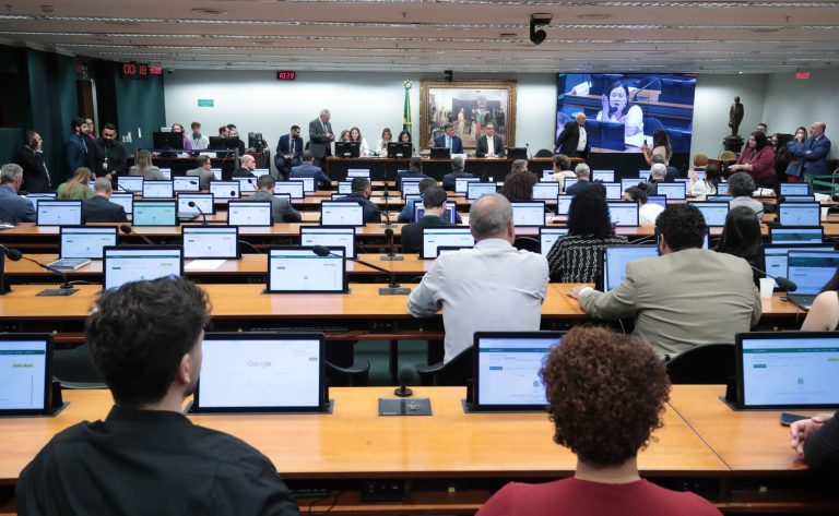 Comissão de Constituição e Justiça aprova propostas com homenagens a cidades, eventos e figuras históricas