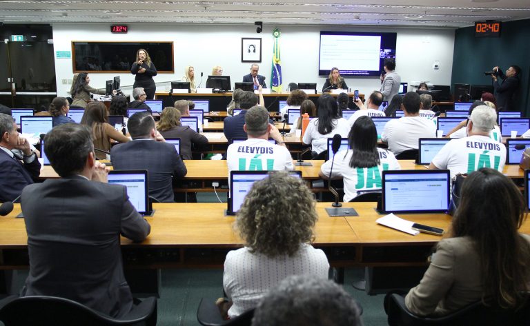 Famílias cobram da Anvisa liberação de medicamento para distrofia muscular de Duchenne