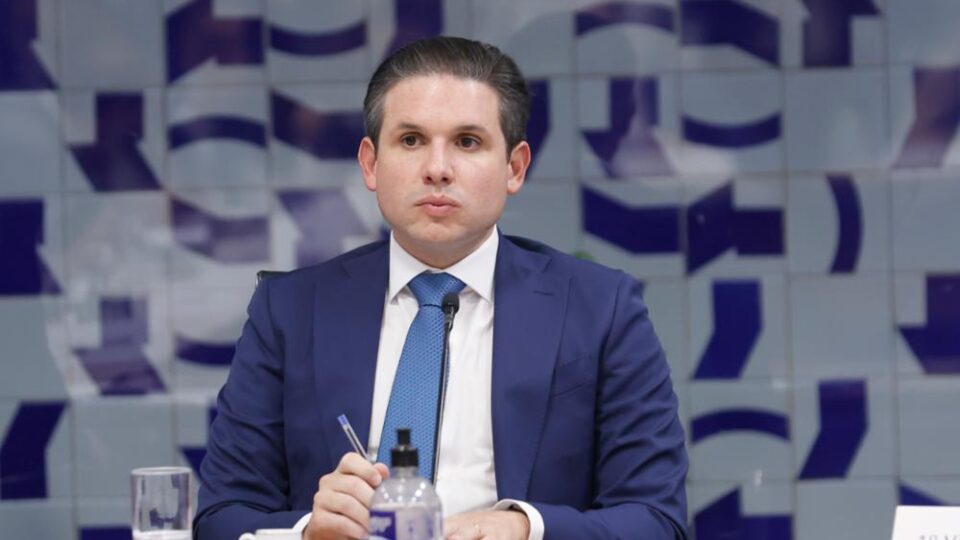 PF cita Hugo Motta em investigação sobre benefícios pagos por Daniel Vorcaro