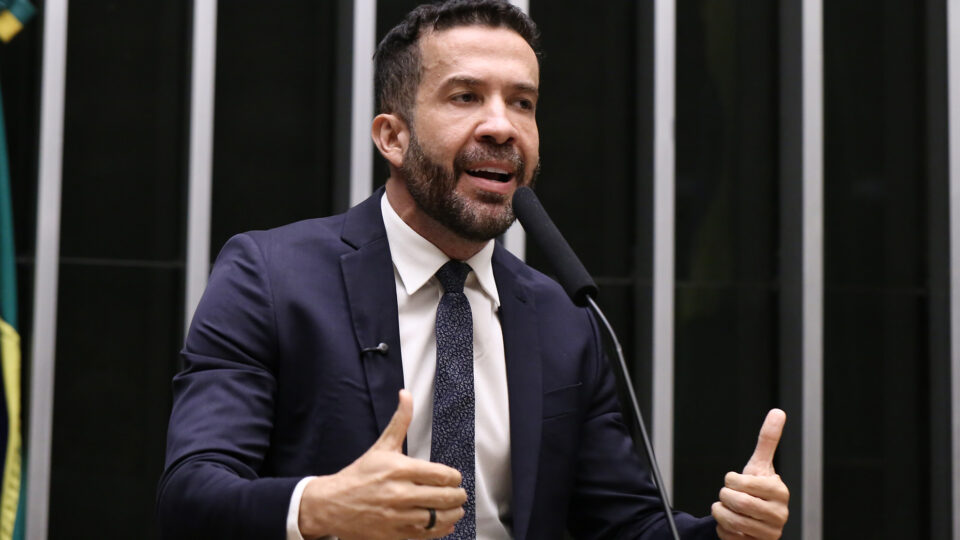 Comitiva de aliados de Lula vai aos EUA para pedir investigação contra Flávio Bolsonaro